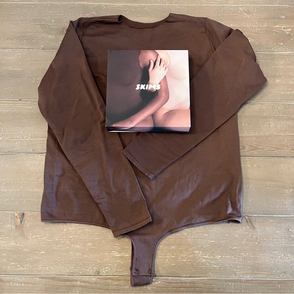 SKIMS ESSENTIAL CREW NECK LONG SLEEVE BODYSUIT - Picture 4 of 13